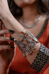 Tanmayi Oxidised Kada