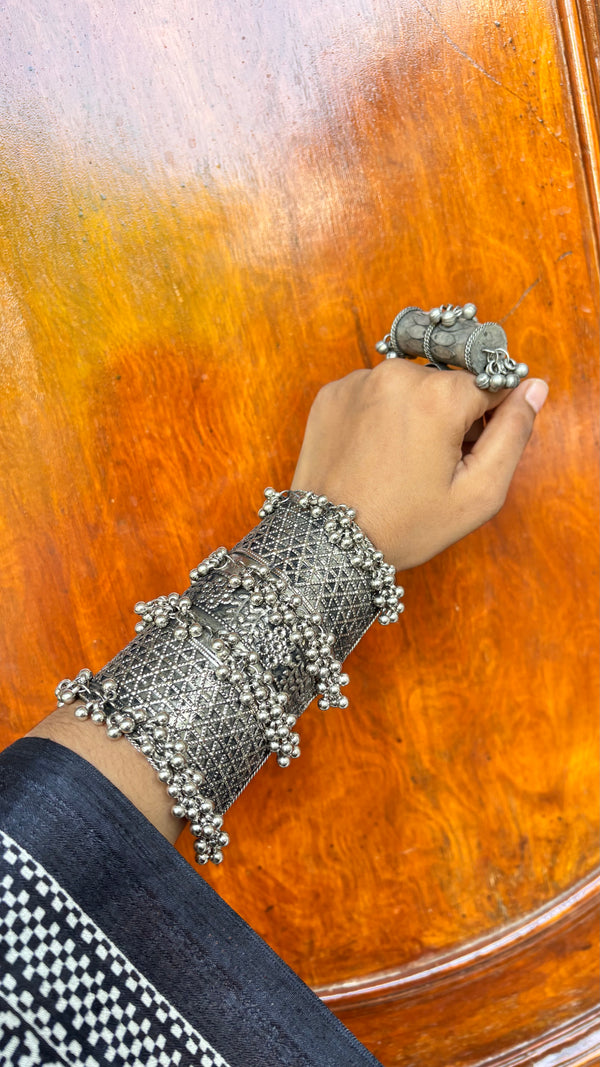 Naqsh-e-Nazaara Free Sized Adjustable Hand Cuff