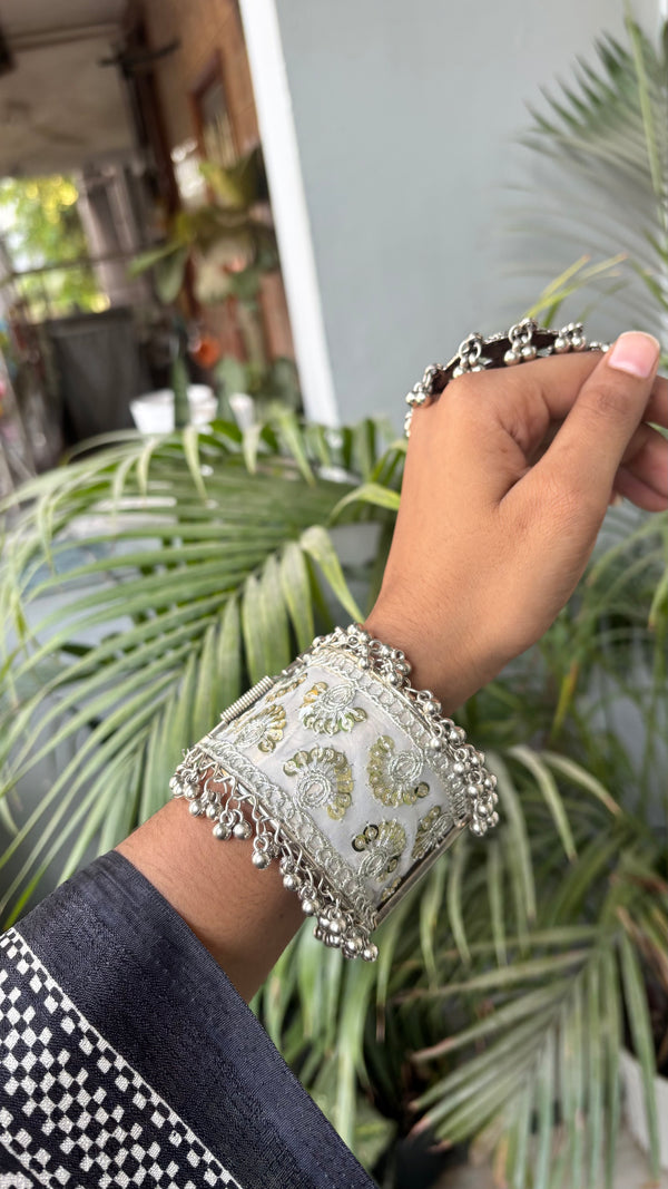 Surajmukhi Shine Free Sized Adjustable Hand Cuff